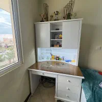 میز تحریر و کتابخانه