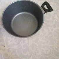 تعدادی قابلمه نو استفاده نشده