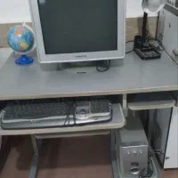 مانیتور و کیبورد و میز کامپیوتر