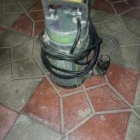 یک عدد کف کش ویک عدد پمپ آب