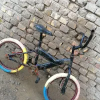 دوچرخه 16 سالم سالم مشکی هست خاک داره توی عکس