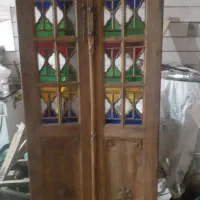 درب قدیمی شیشه رنگی