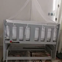تخت خواب گهوارهای نوزاد در حد نو
