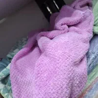 به یک فروشنده خانم در مغازه لباس زیر زنانه