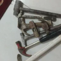 تعدادی چکش ومیخ کش وپتک