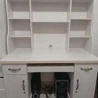 میز کامپیوتر و کتابخانه