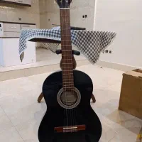 گیتار با استند نگهدارنده