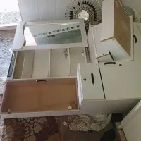 آیینه و جالباسی و وسایل آرایشی