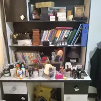 یکعدد کتابخانه با میز کامپیوتر جنس ام دی اف