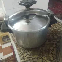 زودپزوسرویس قابلمه روحی ومقداری لوازم آشپزخانه