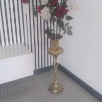 یک عدد گلدان برنزه و۷شاخه گل