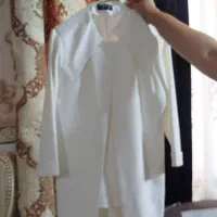 کت شلوار سفید و پیراهن  مناسب برای نامزدی و عقد