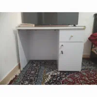 میز تحریر سفید و تمیز
