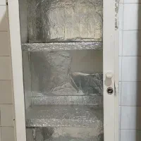 یک و یترین فلزی ضخیم کابینتی ۳ طبقه