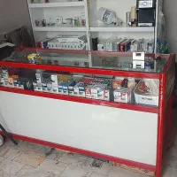 دو عدد کمد ویترینی مغازه و به میز پیشخوان شیشه ای