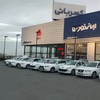 پذیرشگر در نمایندگی خودرو