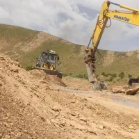 بیل مکانیکی و کامیون