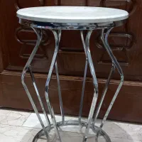 میز کنار سالنی