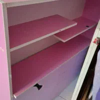 وسایل چوبی تخت و کشو و کتابخانه ی بالای سر