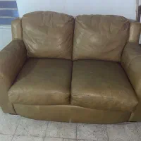 یک عدد کاناپه ی دو نفره