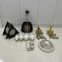 تعدادی لوستر و لامپ