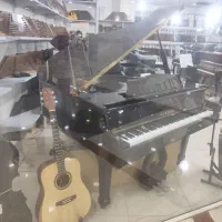 فروشنده خانم فروشگاه لوازم موسیقی