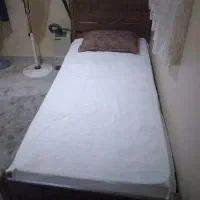 تخت خواب تک‌نفره چوبی باز و بسته بندی شده