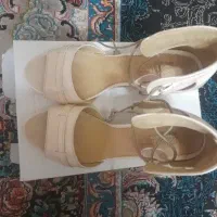 کفش پاشنه بلند مجلسی به رنگ کرمی سایز ۳۹