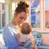 پرستار کودک و  کمکی مادر