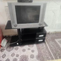 تلوزیون ۲۱ اینچ با میز تلوزیون