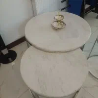 میز جلو مبلی با عسلی با مجسمه رادیو