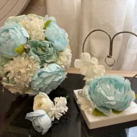 دسته گل عروس و جای حلقه یا نشان و گل تو جیبی داماد
