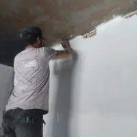 شاگرد گچکار (کار با ماله)