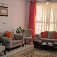 مبل راحتی و پرده