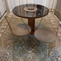 دو عدد صندلی فلزی طلایی رنگ ثابت  کار کرده