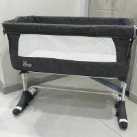 تخت کنار مادر و گهواره زویه