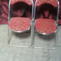 تعداد دو صندلی فلزی تاشو