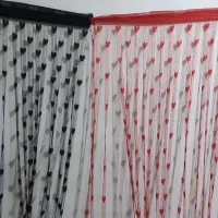 تعدادی عروسک نو و یک عدد پرده اتاق