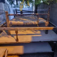 تعداد ۷ عدد تخت چوبی سالم