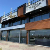 سالن کار. قلیان زن. ویتر صندوقدار