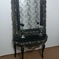 آیینه و شمعدان همراه با میز