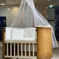 گهواره وتخت کنار مادر