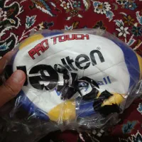 دو عدد توپ والیبال و بسکتبال