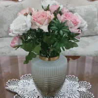 گلدون به همراه گل های مصنوعی