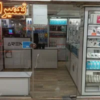 موبایل فروشی مغازه با ویترین و اجناس