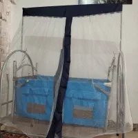 گهواره نوزاد کنار تخت مادر