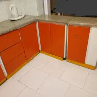 کابینت فلزی به همراه سنگ روی کابینت