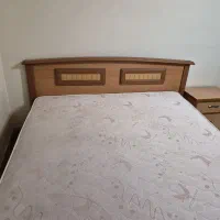 تخت دو نفره همراه با تشک خوشخواب و دراور و پاتختی