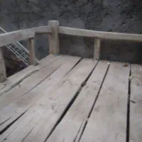 دو عدد تخت چوبی