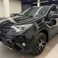 تویوتا راو۴ مشکی ۲۰۱۷ فول عمان 145تا کار بدون رنگ